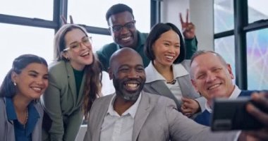 Selfie, aptal ve bir grup iş adamı takım oluşturma ya da işbirliği toplantısı için ofiste. Mutluluk, çeşitlilik ve aptal iş arkadaşları iş yerinde birlikte fotoğraf çekiyorlar..