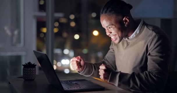 Notte Successo Laptop Con Uomo Nero Carica Raggiungimento Vincitore Bonus — Video Stock