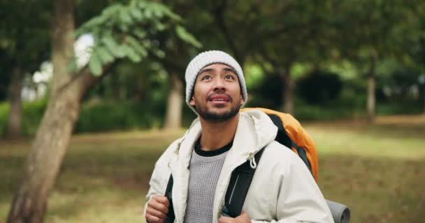 Caminata Sonrisa Hombre Mochila Para Viajar Caminar Aventura Vacaciones Aire — Vídeos de Stock