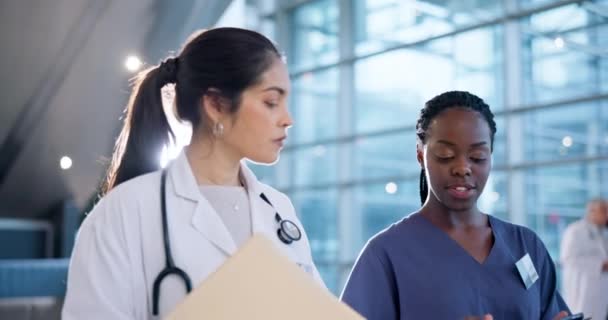 Wandelen Gezondheidszorg Vrouwen Met Hulp Artsen Een Gesprek Een Ziekenhuis — Stockvideo