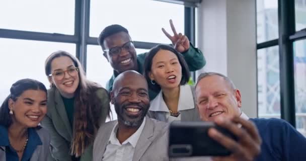 チームビルディングやコラボレーションミーティングのためにオフィスにいる愚かなビジネスの人々のセルフィー 面白い グループ 職場で一緒に写真を撮る ハッピーで多様性とゴーフィーなプロの企業の友人 — ストック動画