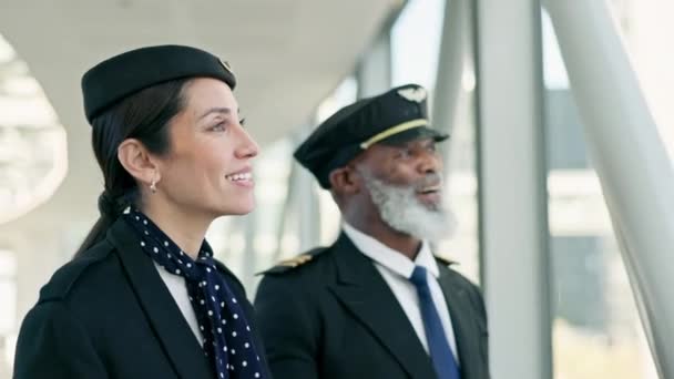 Podróż Pilot Stewardessa Rozmowie Lotnisku Przed Wejściem Pokład Samolotu Mieście — Wideo stockowe