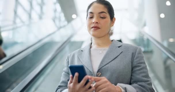 Business Kvinde Rulletrappe Telefon Kontoret Kontrollere Mail Kommunikation Eller Netværksforbindelse – Stock-video