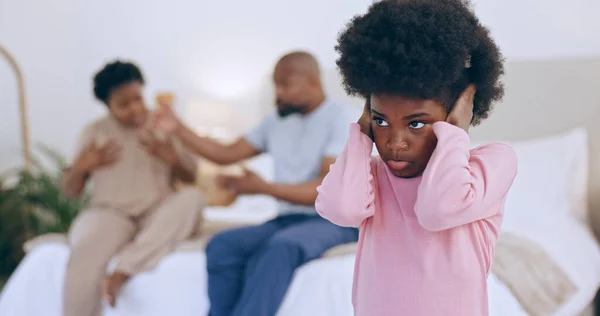 Lapsi Sulje Korvat Vanhemmat Taistelevat Makuuhuoneessa Väittävät Huutavat Kriisiä Ovat — kuvapankkivalokuva