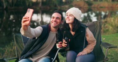 Selfie, kamp ve göl kenarında bira içip kutlama yapmak ve sosyal medyada birlikte tatil yapmak. İnternet, şenlik ateşi ve açık hava ormanlarında çekilen çevrimiçi fotoğraf insanları mutlu ediyor..