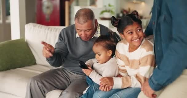 Família Aprendendo Assistindo Casa Sala Estar Ligação Feliz Juntos Crianças — Vídeo de Stock