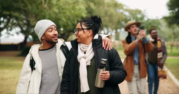 Acampar Grupo Conversando Casal Amigos Caminhando Com Aventura Viagem Livre — Vídeo de Stock