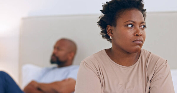 Злость, развод и черная пара в доме с конфликтами, ссорами или размышлениями о романе и браке. Африканка, женщина или разочарование в спальне со стрессом, проблемой или депрессией от неудачи в отношениях.