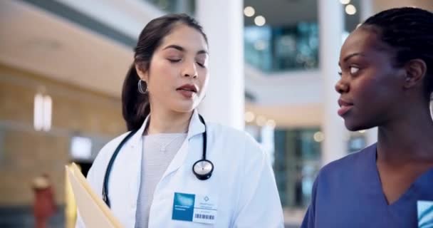 Caminhada Equipe Mulheres Conversando Médicos Consultores Hospital Estagiária Com Perguntas — Vídeo de Stock