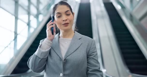 Telefonhívás Beszélgetés Üzletasszony Aki Kommunikációért Kapcsolatért Sétál Vállalkozó Személy Mozgólépcső — Stock videók