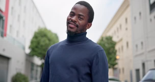Stadt Geschäft Und Gesicht Eines Schwarzen Mannes Mit Verschränkten Armen — Stockvideo