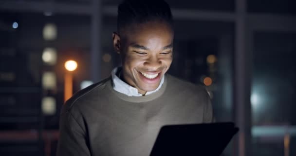 Éjszaka Siker Tabletta Fekete Ember Hivatalban Teljesítmény Győztes Bónusz Boldog — Stock videók