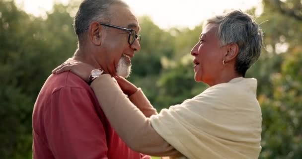 Starsza Para Miłość Dotyk Czoła Ogrodzie Uścisk Opiekę Czas Spędzony — Wideo stockowe