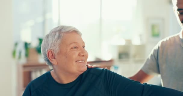 Fizjoterapeuta Doradztwo Starsza Kobieta Rozciąganie Dla Sprawności Gojenia Odzyskiwania Terminem — Wideo stockowe