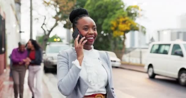 Τηλέφωνο Πόλη Και Μαύρη Γυναίκα Ταξιδεύουν Μεταβείτε Στην Εργασία Μιλάμε — Αρχείο Βίντεο