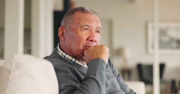 Sofa Ruhestand Und Senioren Denken Mit Einem Gedächtnis Oder Brainstorming — Stockvideo