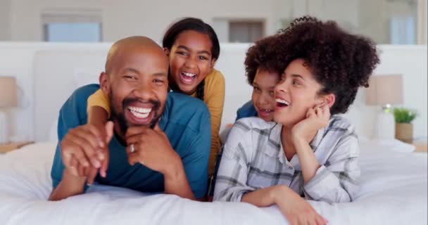 Tvář Šťastná Rodina Děti Rodiči Ložnici Směšný Smích Nebo Sblížení — Stock video