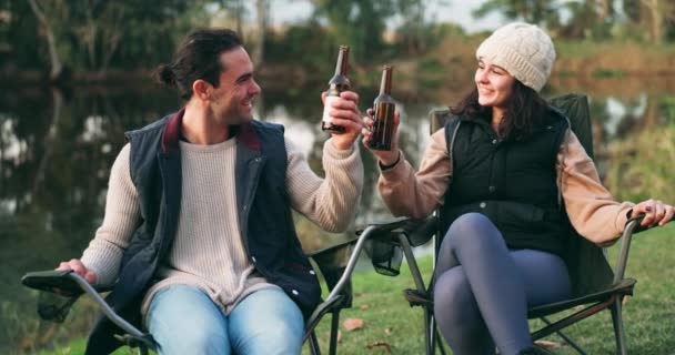 Prost Natur Und Paar Mit Bier Auf Einem Camp Für — Stockvideo
