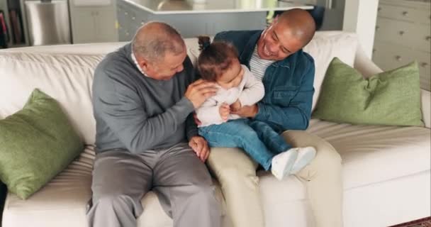 Großvater Vater Und Mädchen Spielen Auf Dem Sofa Sich Binden — Stockvideo