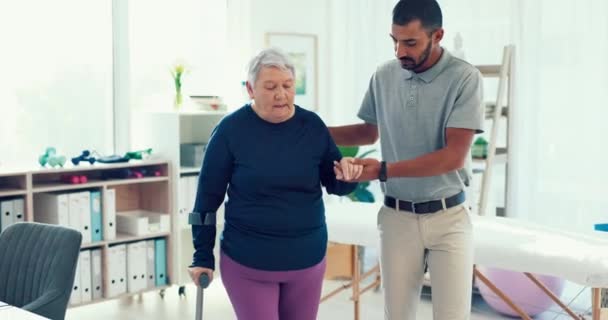 Mann Physiotherapie Und Patient Der Altenpflege Mit Krücken Zum Gehen — Stockvideo