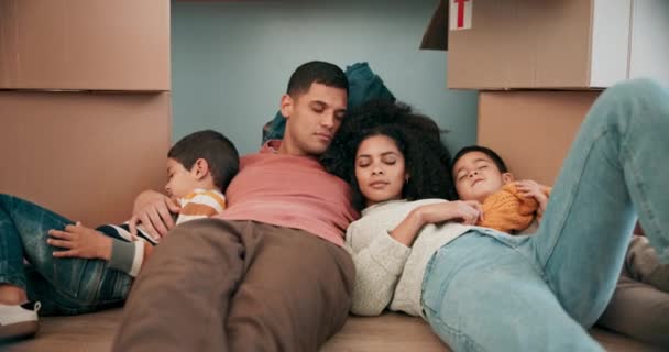 Ύπνος Κουρασμένοι Γονείς Και Παιδιά Μετακομίζουν Νέο Σπίτι Εξαντλημένοι Από — Αρχείο Βίντεο