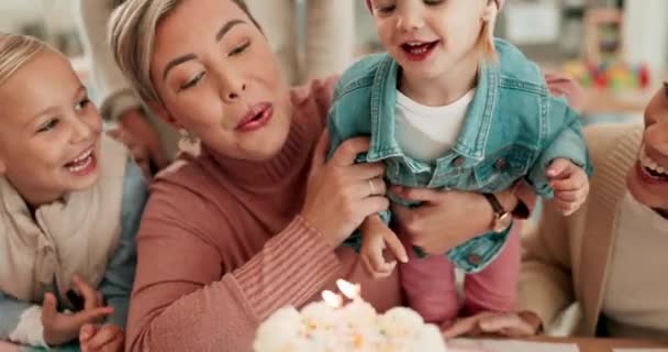 Przyjęcie Urodzinowe Podekscytowany Dziecko Dmuchać Świece Rodziną Aby Świętować Rozwój — Wideo stockowe