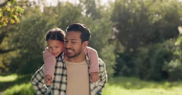 Apa Gyermek Hátsó Lovaglás Természetben Séta Kötődés Vagy Szabadtéri Minőségi — Stock videók