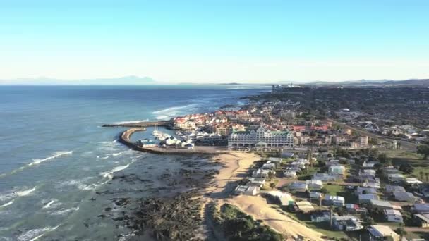 Drone Nieruchomości Nadmorskiej Okolicy Nad Oceanem Dla Luksusowego Mieszkania Lub — Wideo stockowe