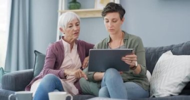 Haber, makale ya da sosyal medya paylaşımı için evde sohbet eden kıdemli anne, kız ve tablet. Aile, kadın ve bilgi teknolojisi, araştırma veya internet yoluyla bağlantı için mesaj.