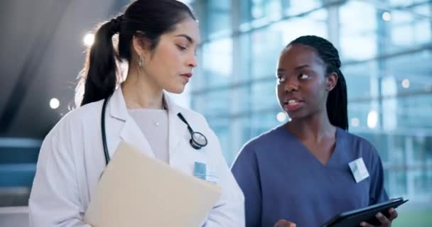 ウォーキング ヘルスケア 女性のアドバイス コンサルティング 質問と話すインターン 医療専門家 ヘルプ 会話のチーム — ストック動画