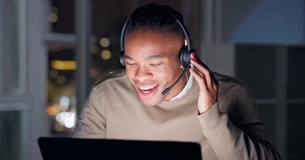 Night Customer Service Black Man Consultant Laptop Conversation Home Office — Stock Video