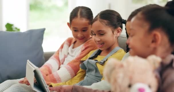 Amici Bambini Tablet Divano Cartone Animato Streaming Legame Con Giochi — Video Stock