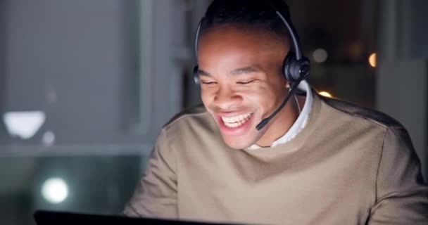 Hombre Negro Laptop Consultoría Call Center Por Noche Para Atención — Vídeo de stock