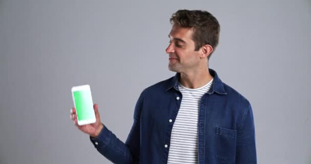 Gülümseyin Insan Telefon Yeşil Ekranda Yer Reklam Pazarlama Için Portre — Stok video