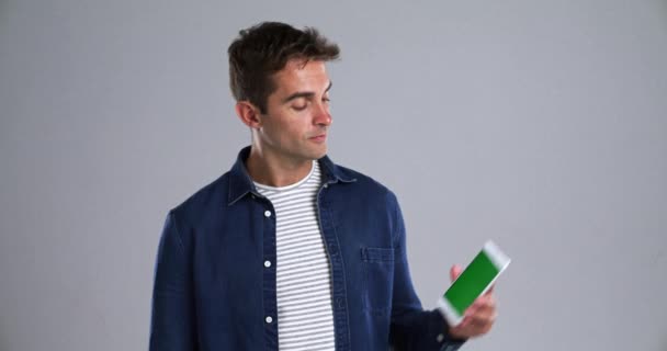 Akıllı Telefonu Yeşil Ekranı Maket Alanını Reklamcılığı Pazarlamayı Gösteren Mutlu — Stok video
