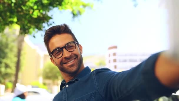 Hombre Cara Sonrisa Con Selfie Aire Libre Para Foto Perfil — Vídeos de Stock