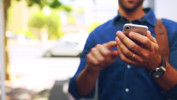 Homem Mãos Telefone Rua Com Rolagem Para Direções Mensagem Texto — Vídeo de Stock