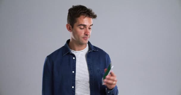 Mutlu Adam Telefonu Yeşil Ekranı Maket Alanını Reklamcılığı Pazarlamayı Işaret — Stok video