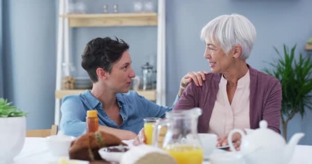 女人和在家里吃早餐的时候谈情说爱 谈恋爱 谈恋爱 年长的母亲 一起吃美味的 健康的食物 还有有机果汁作为食物 — 图库视频影像