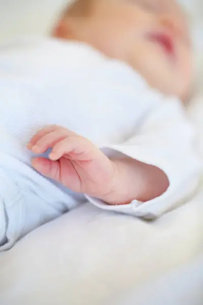 Detailní Záběr Dítě Nebo Novorozeně Rukou Posteli Pro Lásku Péči — Stock fotografie