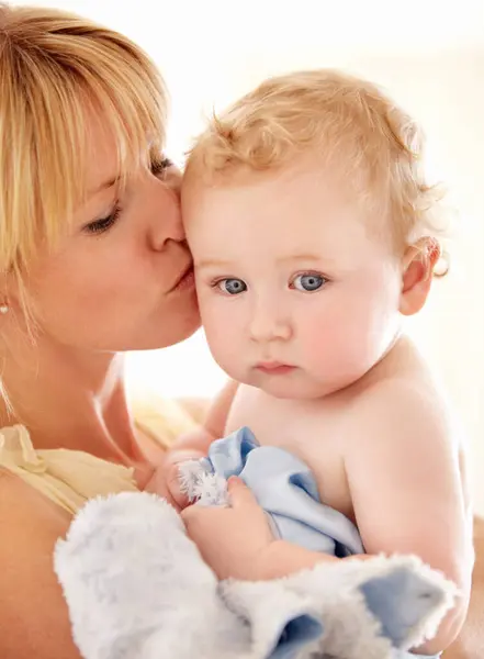 Amor Beijo Rosto Bebê Com Mãe Uma Casa Para Vínculo — Fotografia de Stock