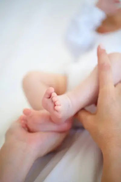 保証および心配のための閉鎖が付いている寝室の保護のための赤ん坊 足および手 サポート 家庭での新しい生活 将来への希望のための幼児との個人的な 親と絆 — ストック写真