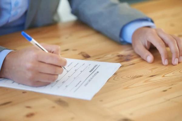 Hände Schreiben Und Formalitäten Für Bewerbungen Oder Versicherungen Mit Unterschrift — Stockfoto
