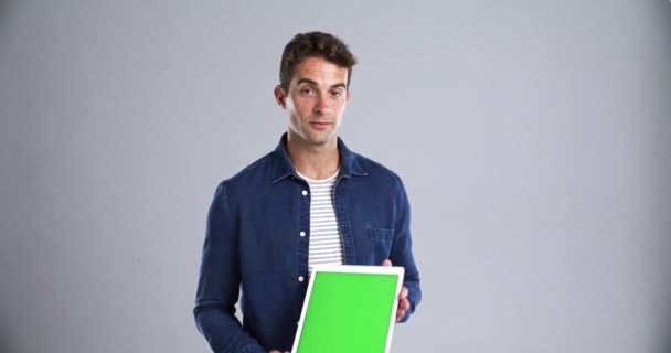 Tablet Mutlu Adam Yeşil Ekran Maket Alanı Reklam Pazarlama Bilgi — Stok video