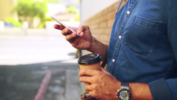 Adam Eller Telefon Caddede Kahve Mesaj Açık Hava Ağları Için — Stok video