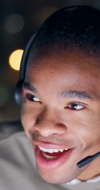 交谈和一个黑人男人在呼叫中心与耳机交流 建议或帮助 Closeup Face African Customer Service Employee Speaking Technical — 图库视频影像