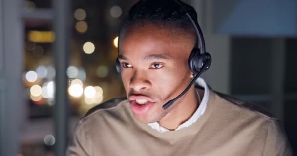 Hombre Negro Telemarketing Consultoría Noche Oficina Para Servicio Cliente Asesoramiento — Vídeo de stock