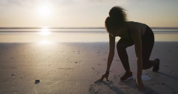 Départ Course Femme Sur Plage Coucher Soleil Avec Exercice Entraînement — Video