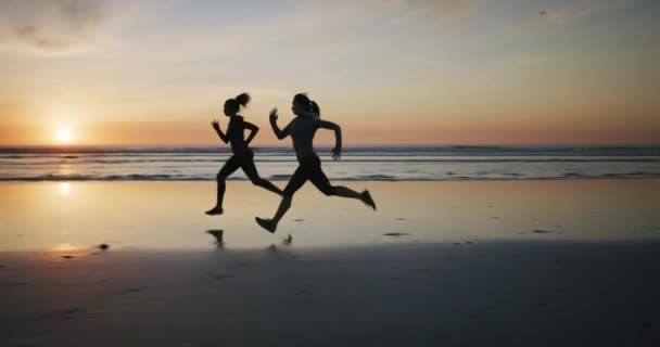 Menschen Laufen Und Fitness Strand Sonnenuntergang Für Team Workout Training — Stockvideo