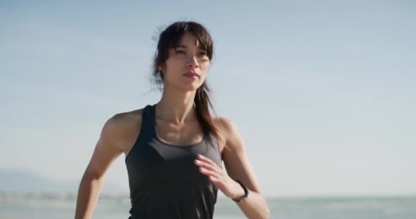 Žena Běh Fitness Pláži Pro Cvičení Trénink Kardio Wellness Maraton — Stock video
